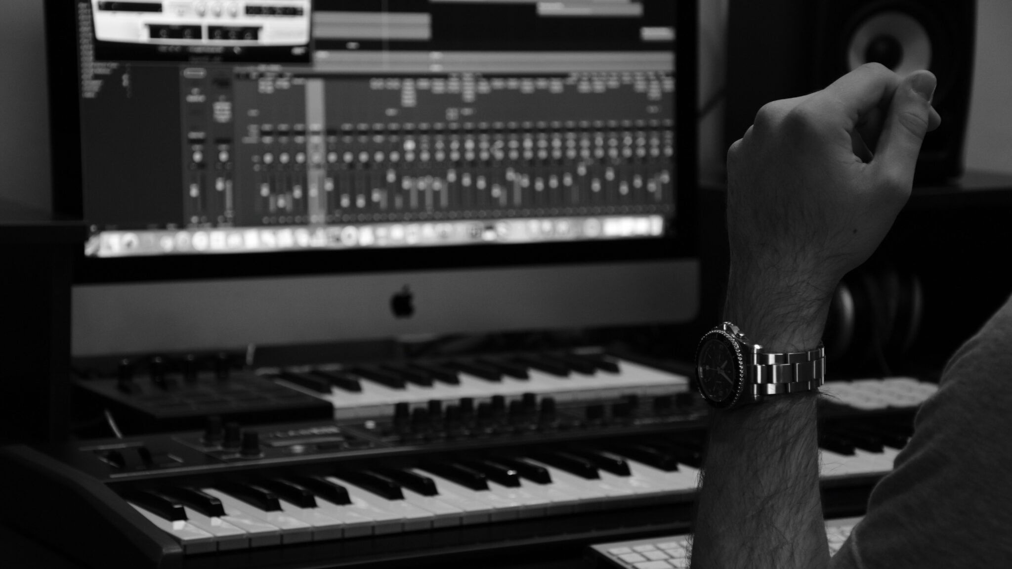 Guide monitoring studio