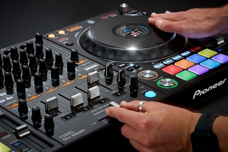 Les 10 Meilleurs Contrôleurs DJ [Guide 2024]