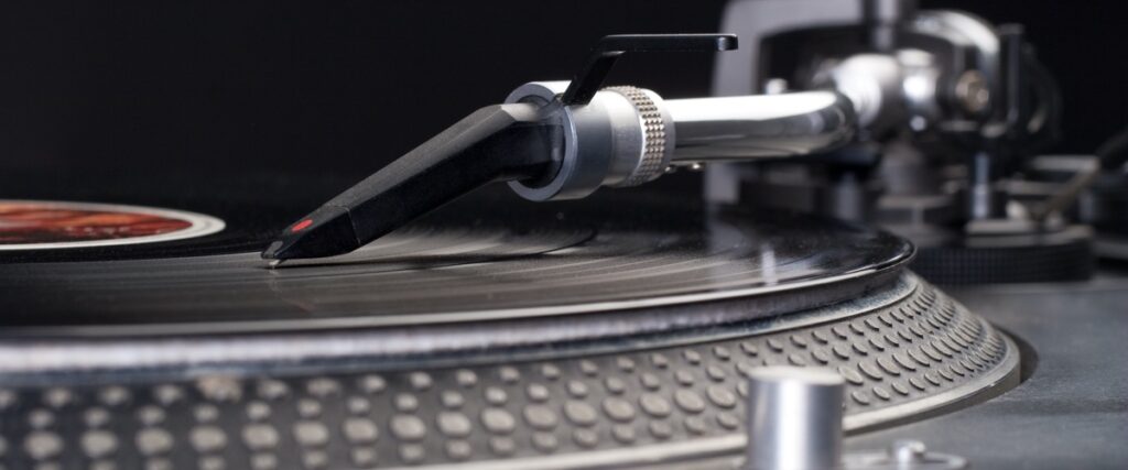 Expérience sonore authentique : platine vinyle analogique