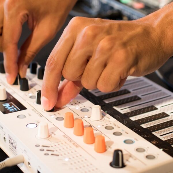 Arturia MicroFreak vs Arturia MicroFreak Vocoder : avis, comparatif, et guide d’achat complet