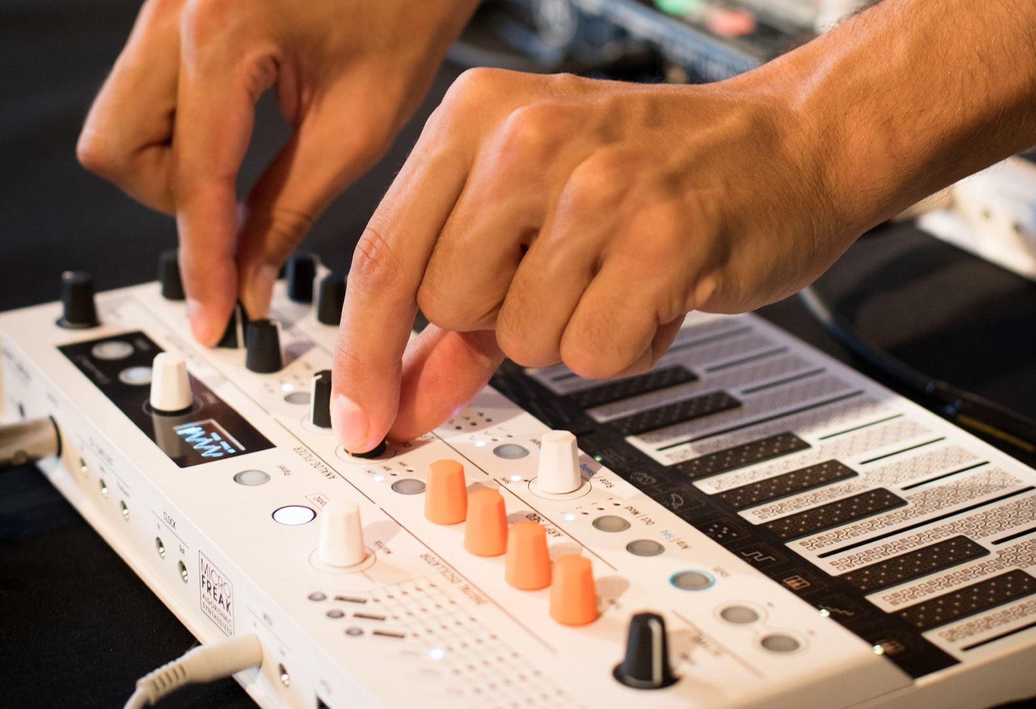 Arturia MicroFreak vs Arturia MicroFreak Vocoder : avis, comparatif, et guide d’achat complet