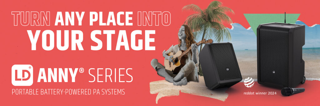 Bannière promotionnelle pour les enceintes portables Bluetooth professionnelles LD Systems ANNY 8 et ANNY 10, montrant une musicienne jouant de la guitare sur la plage avec deux enceintes ANNY posées à côté d’un micro. Slogan : « Turn any place into your stage ». Idéal pour illustrer un test, avis ou comparatif des modèles LD Systems ANNY 8 et 10 en 2025.