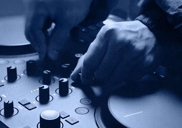 Native Instruments Traktor MX2 : contrôleur DJ compact – avis, test et comparatif