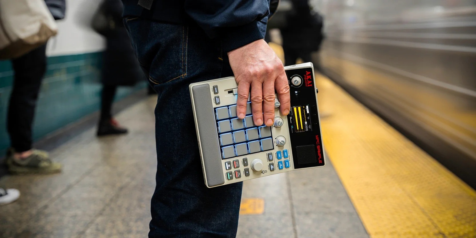 Akai MPC Sample blanche, sampleur autonome compact avec 16 pads RGB et écran couleur 2,4 pouces