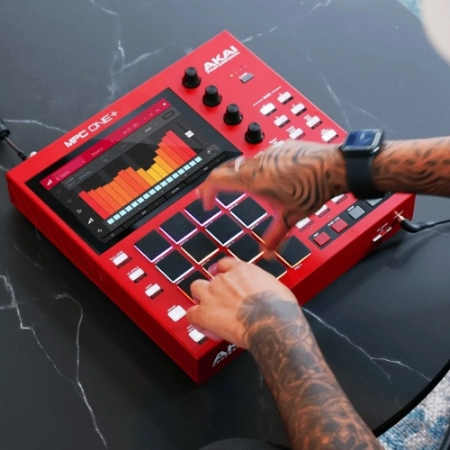 Ce que la MPC Sample change dans la gamme Akai - MPC ONE PLUS
