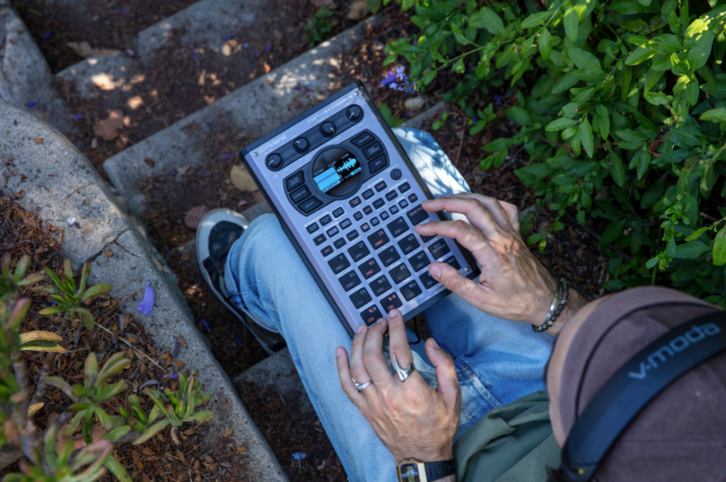MPC Sample vs Roland SP-404MK2 deux philosophies du sampling portable