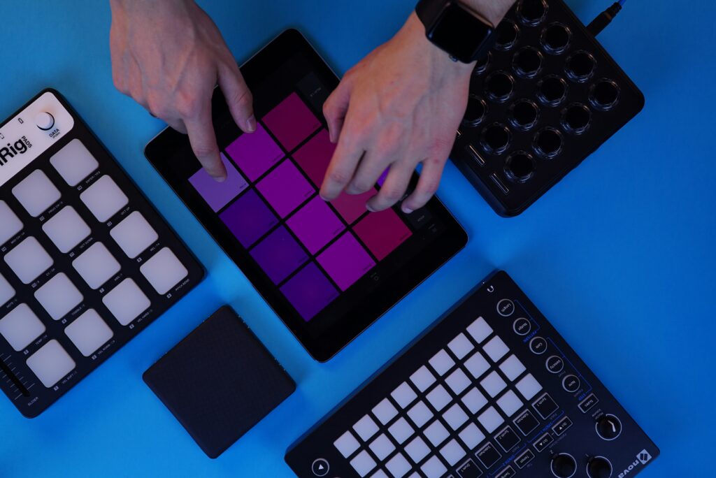 Comparaison contrôleur MIDI pad groovebox pad de performance sur bureau home studio