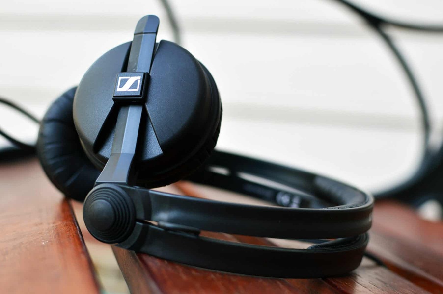 Sennheiser HD 25, casque supra-aural fermé devenu l'outil de référence du DJing professionnel mondial depuis sa sortie en 1988