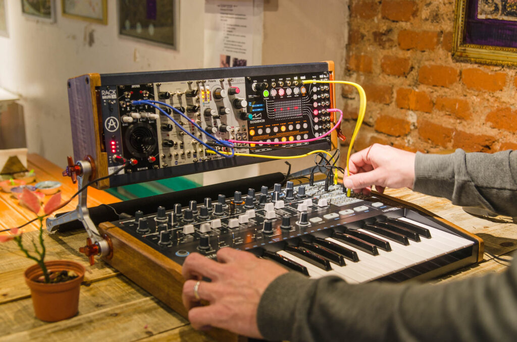 Le synthétiseur modulaire et semi-modulaire Arturia MiniBrute 2 - Energyson