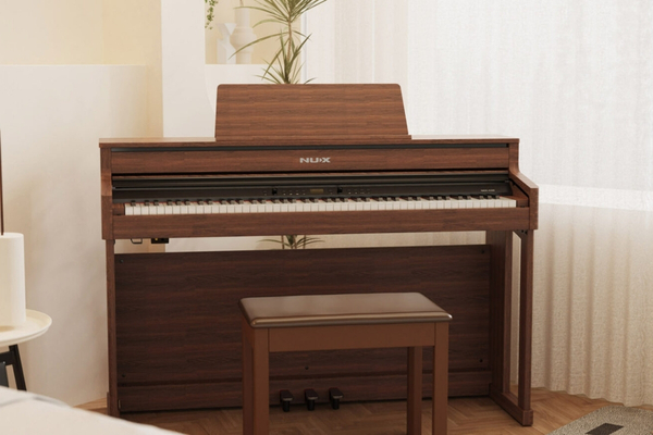 Piano numérique meuble NUX NCK-430 marron avec banc assorti, installé dans un salon lumineux