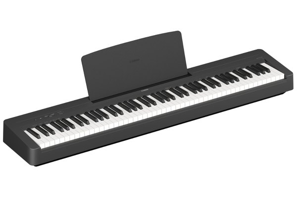 Piano numérique portable Yamaha P-145BT noir avec pupitre, 88 touches, vu de trois-quarts