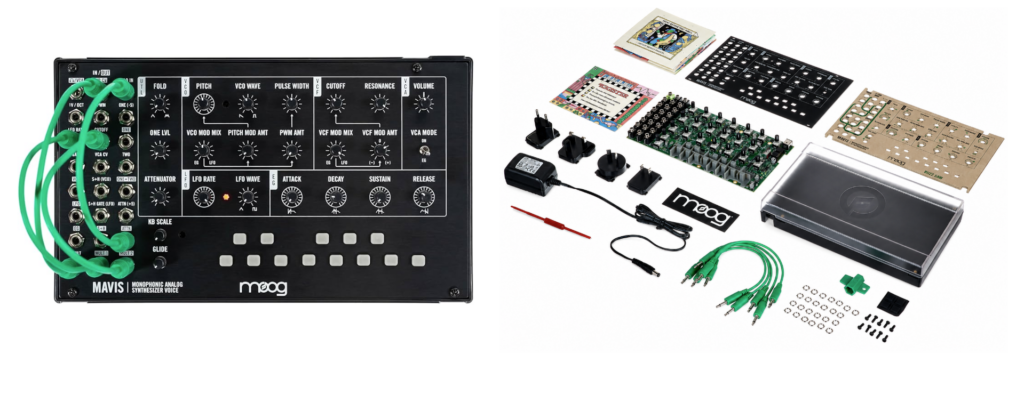 Kit de synthétiseur Moog Mavis démonté, avec carte électronique, panneaux, câbles, adaptateurs secteur, boîtier transparent, vis et accessoires disposés sur fond blanc.