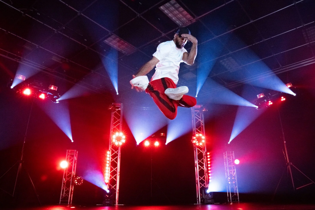 Setup GigBAR Move+ ILS en show lumineux avec faisceaux rouges et bleus, éclairage scénique dynamique pour événement DJ