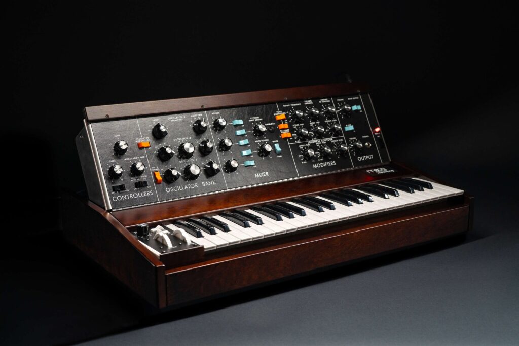 Minimoog Model D, synthétiseur analogique avec clavier, panneau de contrôle incliné et boîtier en bois