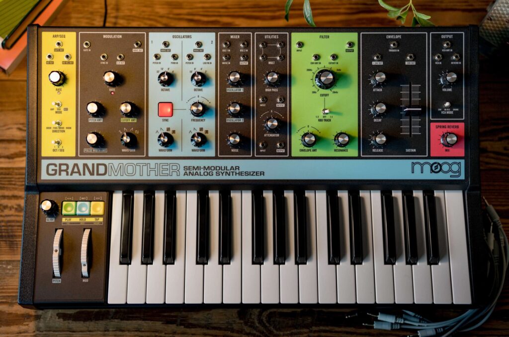 Moog Grandmother, synthétiseur analogique semi-modulaire avec clavier et panneau de contrôle coloré