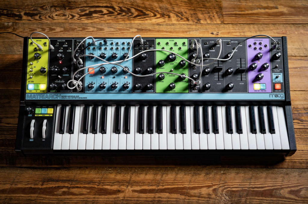 Moog Matriarch, synthétiseur analogique semi-modulaire avec clavier, patchs câblés et panneau de contrôle coloré
