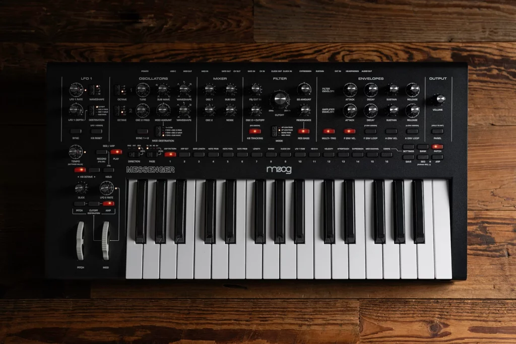 Moog Messenger, synthétiseur analogique avec clavier, séquenceur et panneau de contrôle sur table en bois