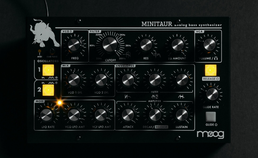 Moog Minitaur, module de synthèse de basses analogiques compact avec boutons de contrôle et commandes rétroéclairées
