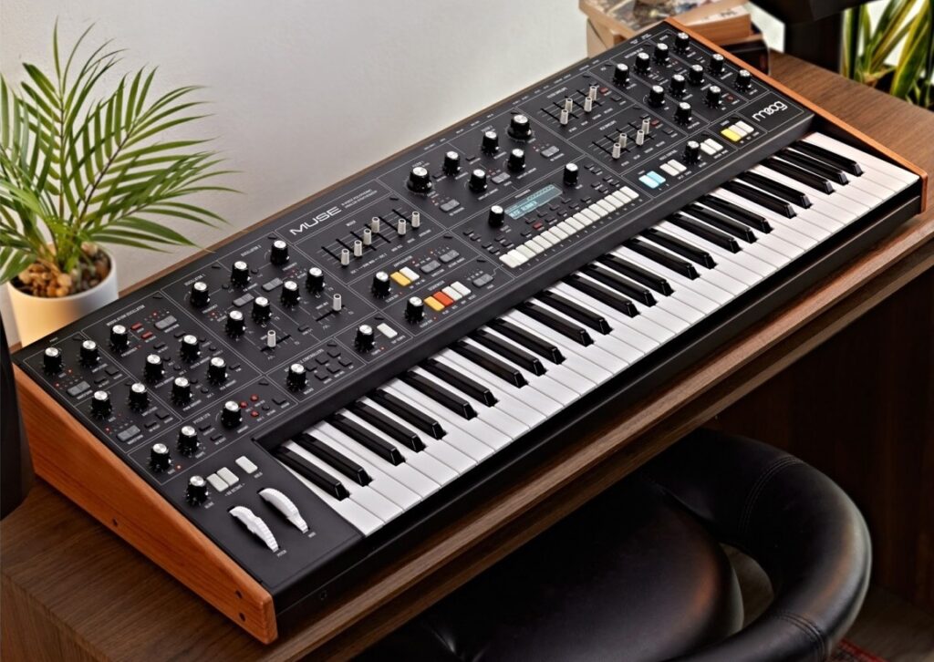 Moog Muse, synthétiseur analogique polyphonique avec clavier, panneau de contrôle rétroéclairé et flancs en bois