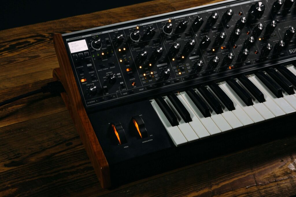 Moog Subsequent 37, synthétiseur analogique avec clavier et panneau de contrôle rétroéclairé