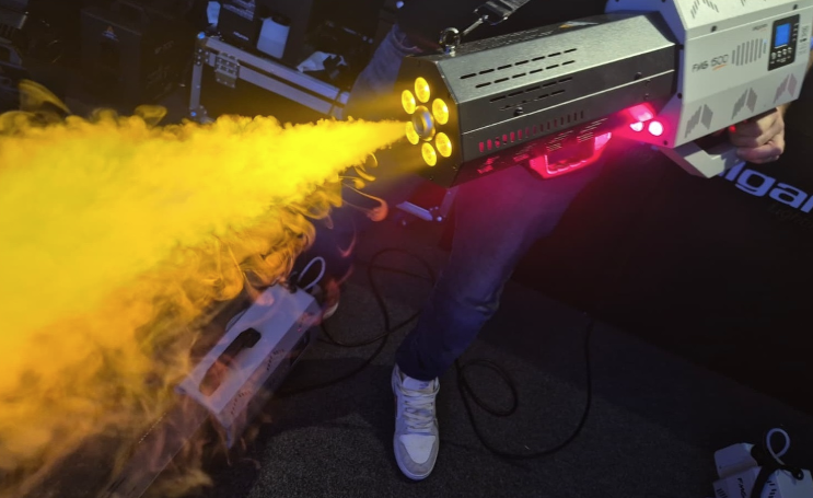 Pistolet à fumée Algam Lighting FMG1500 en action
