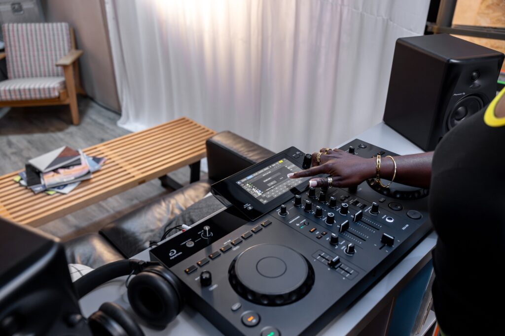 AlphaTheta XDJ-AN contrôleur DJ tout-en-un en test complet