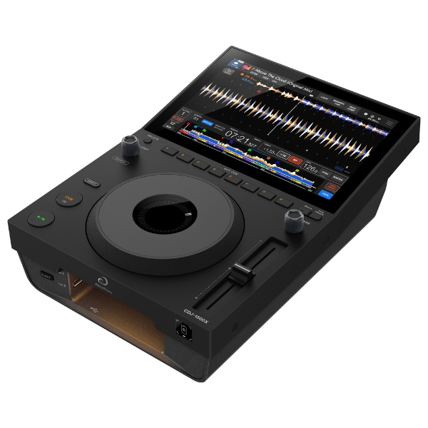 Lecteur DJ AlphaTheta CDJ-1500X en vue trois-quarts avec écran tactile, jog wheel et fader de tempo