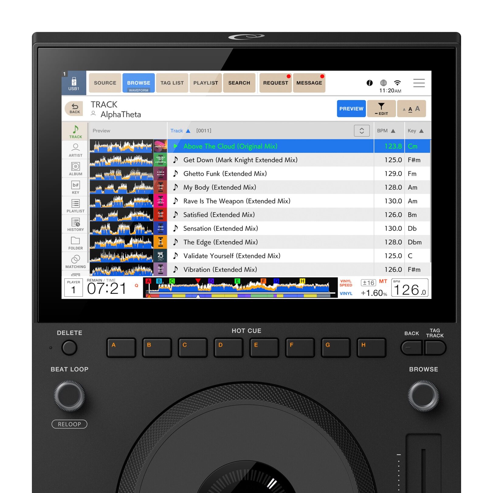 Vue de face du lecteur DJ AlphaTheta CDJ-1500X affichant l’écran de navigation tactile pour parcourir et sélectionner les morceaux avec visualisation des formes d'ondes
