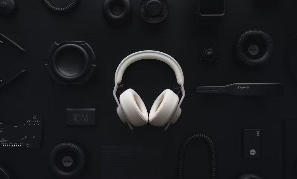 Casque AIAIAI blanc entouré de composants modulaires TMA-2 sur fond noir