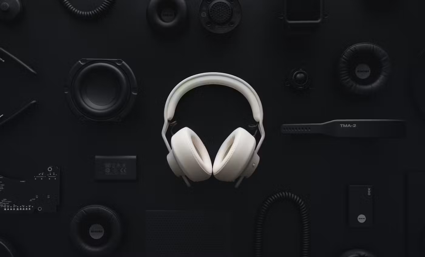 Casque AIAIAI blanc entouré de composants modulaires TMA-2 sur fond noir