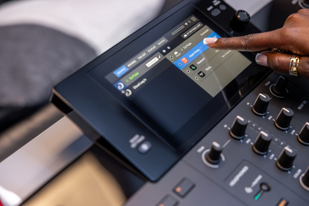 Écran tactile du contrôleur DJ AlphaTheta XDJ-AN affichant les services de streaming Apple Music, Beatport et Tidal pendant la sélection d’une source musicale