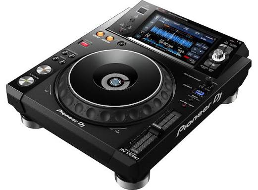 Lecteur DJ Pioneer DJ XDJ-1000MK2 en vue trois-quarts avec grand jog wheel, écran tactile, commandes de navigation et fader de tempo