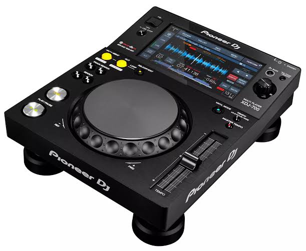 Lecteur DJ Pioneer DJ XDJ-700 en vue trois-quarts avec écran couleur, jog wheel, boutons de transport et fader de tempo