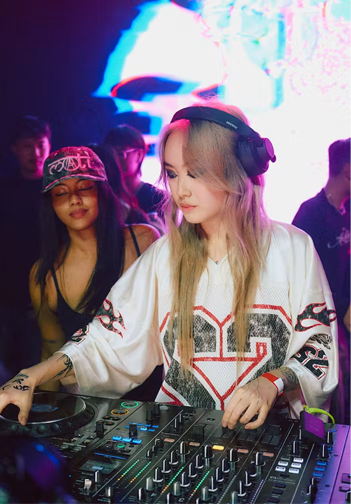 DJ portant un casque AIAIAI pendant un mix sur contrôleur en club