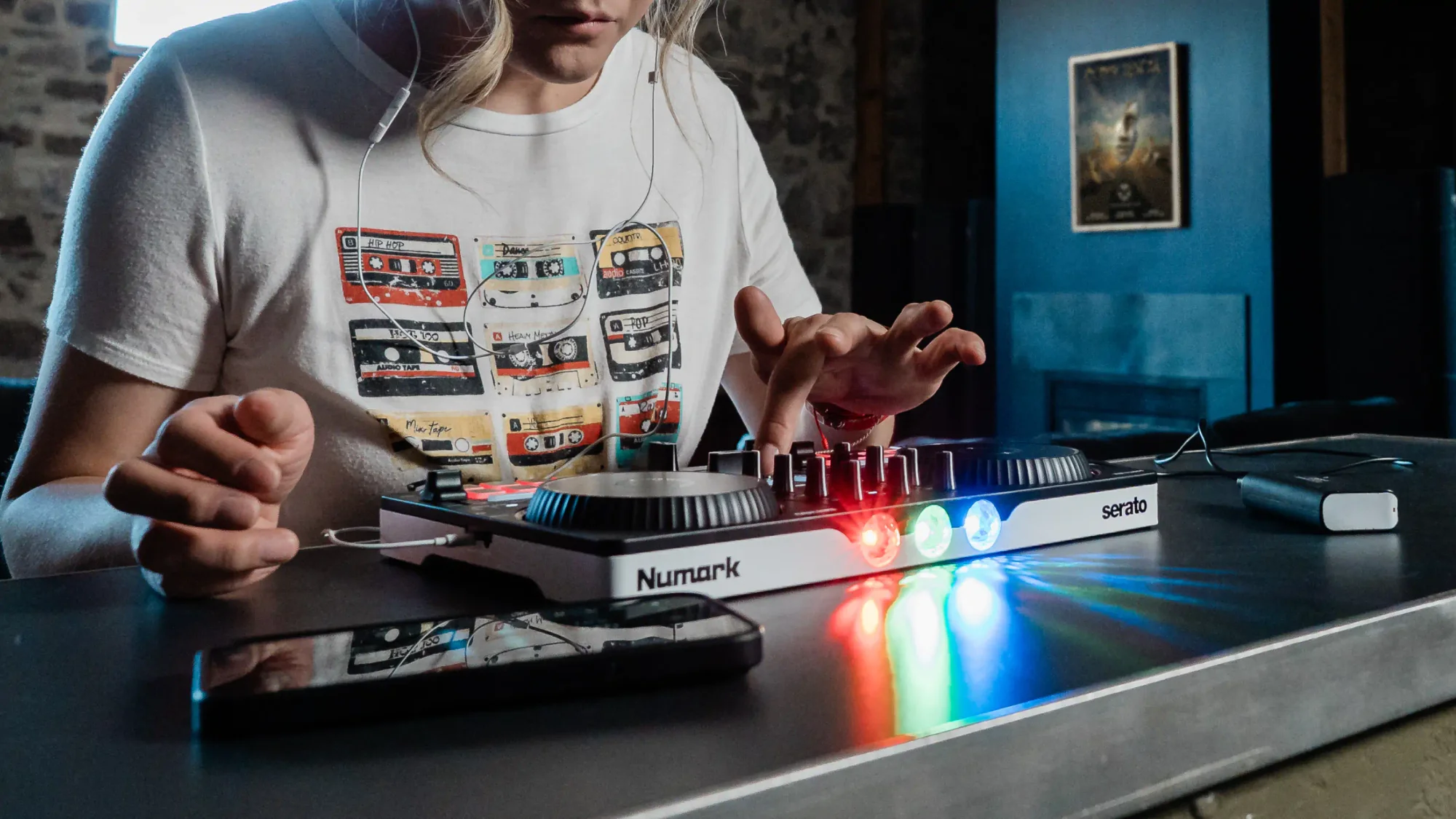 Débutante utilisant un contrôleur DJ Numark avec un casque audio