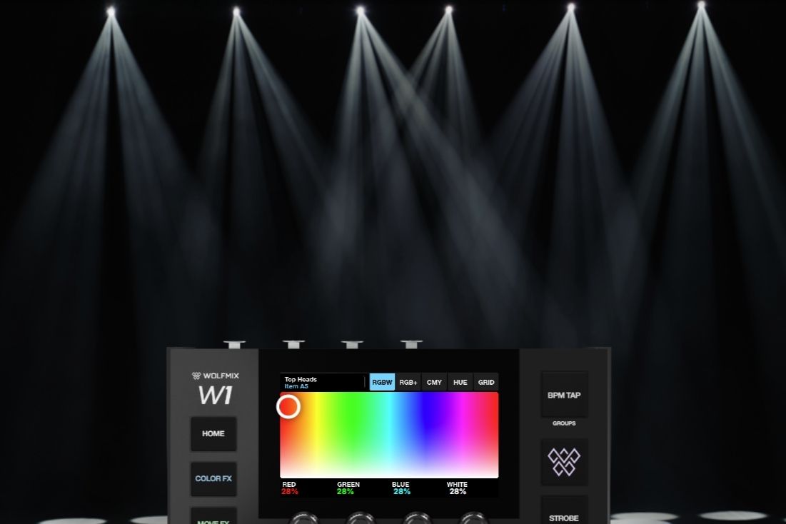 Contrôleur Wolfmix W1 sous des faisceaux de projecteurs en régie lumière