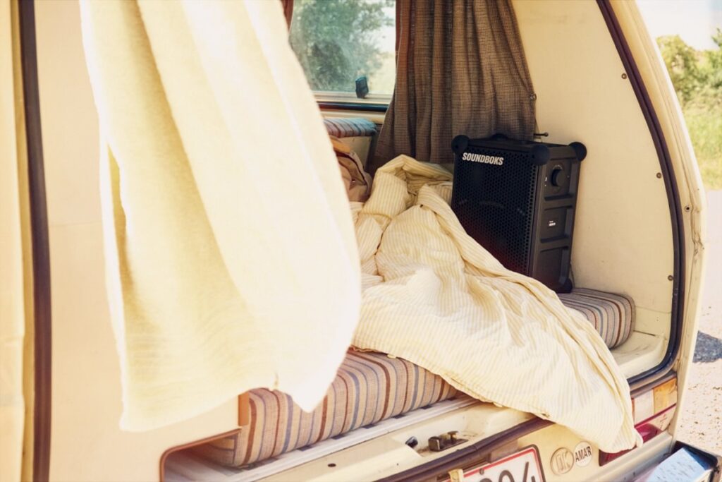 Enceinte portable SOUNDBOKS installée dans l’espace couchage d’un van aménagé