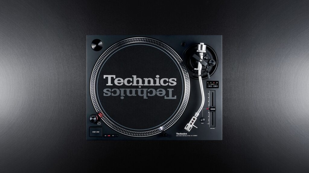 Platine DJ Technics SL-1210MKX noire avec bras argenté vue de dessus