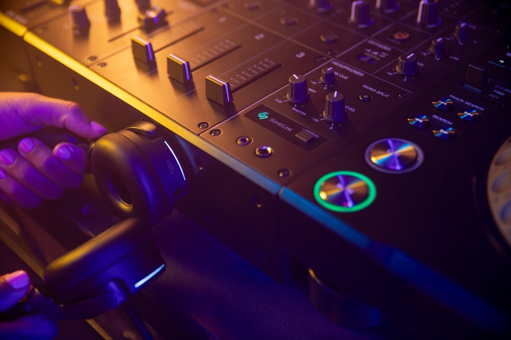 Jumelage tactile SonicLink entre le casque HDJ-F9 et la table de mixage DJM-V5