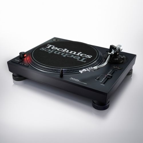 Platine DJ Technics SL-1210MKX noire avec bras de lecture argenté, vue de trois quarts sur fond blanc